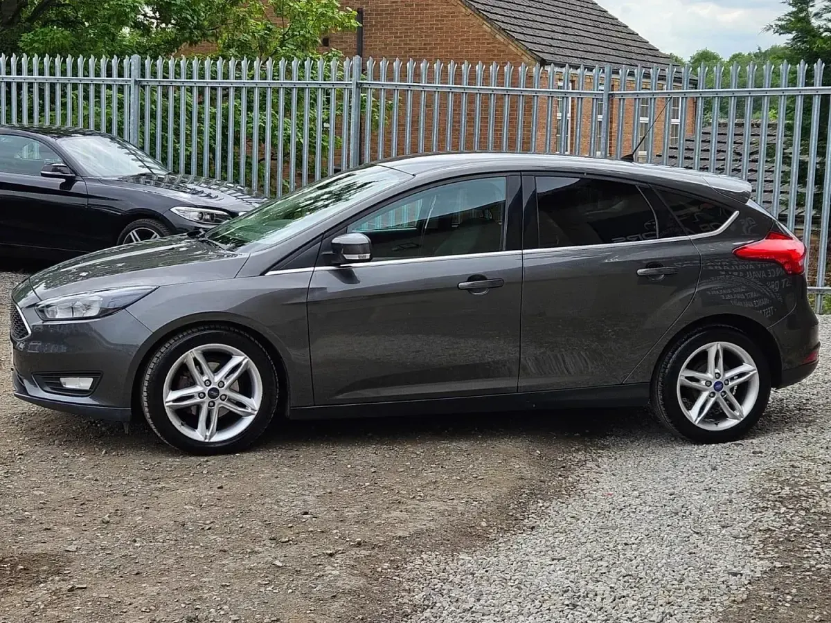 Używany Ford Focus Zetec 2015 Szary Hatchback