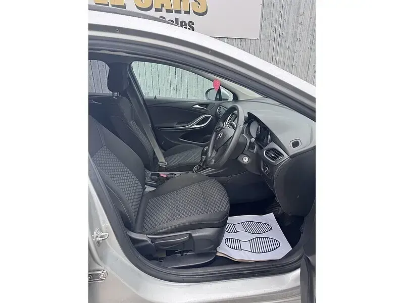 Used Vauxhall Astra Design Edition 110 HP (80 kW) 2017 Silver Estate