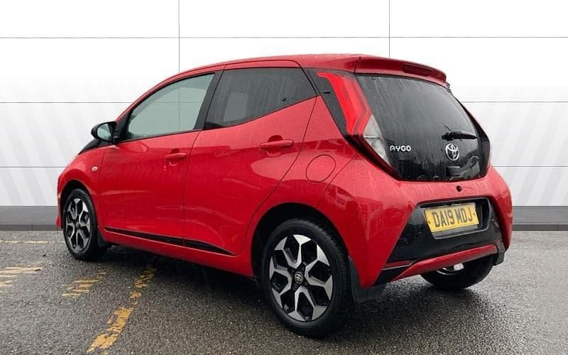 Used Toyota Aygo Trend 72 HP (52 kW) 2019 Red Hatchback