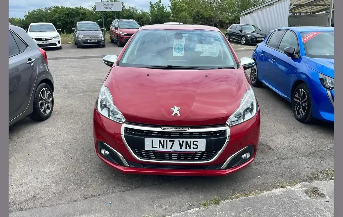 Used Peugeot 208 Allure 82 HP (60 kW) 2017 Red Hatchback