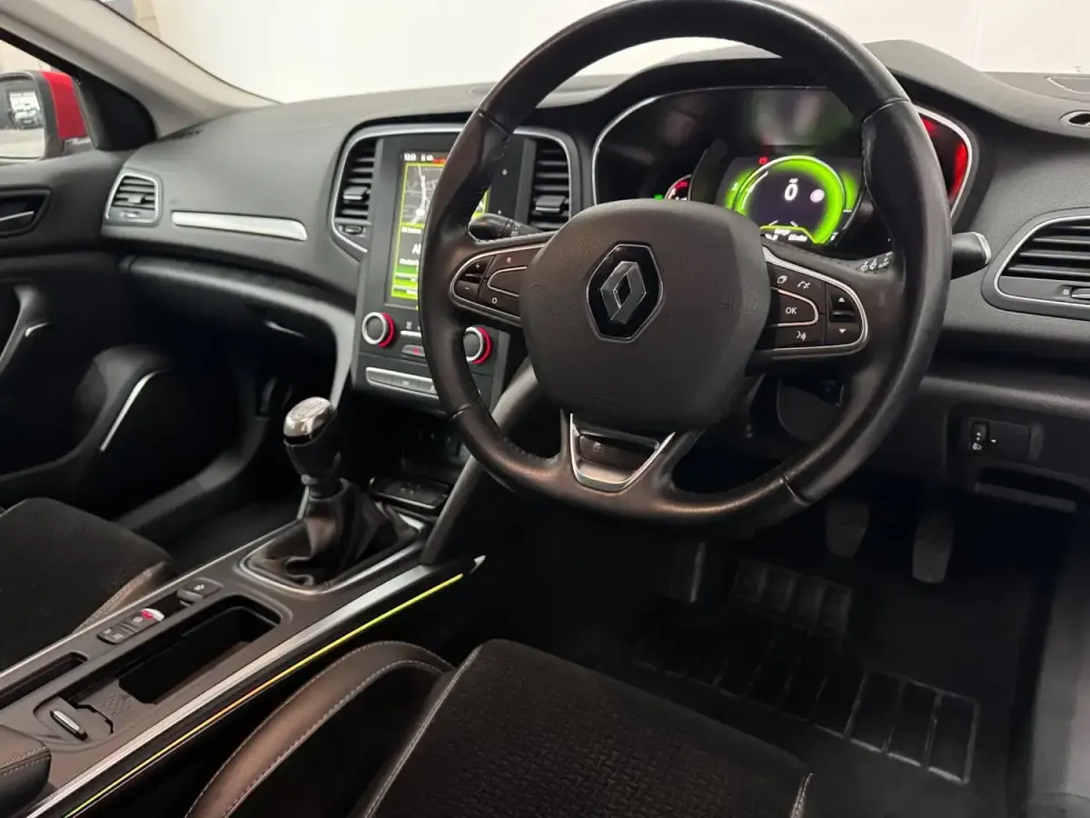 Used Renault Mégane IV Dynamique 130 HP (95 kW) 2017 Red Hatchback