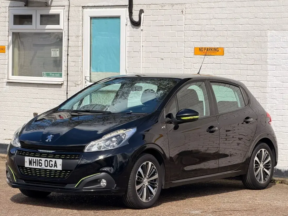 Used Peugeot 208 2016 Black Hatchback