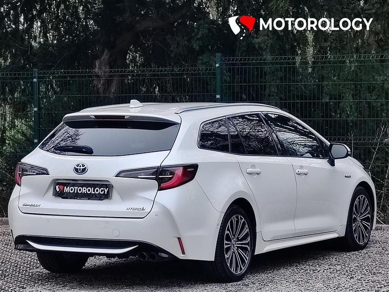 Used Toyota Corolla 184 HP (135 kW) 2019 White Estate