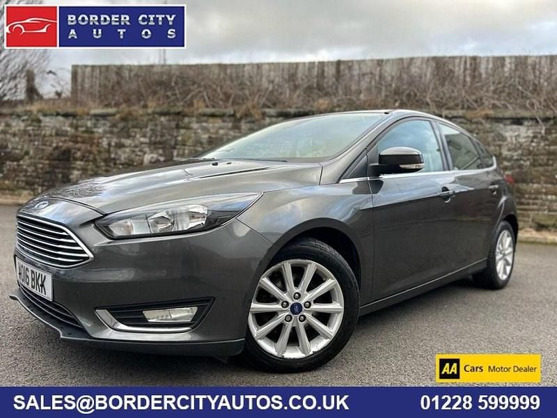 Used Ford Focus Titanium 125 HP (91 kW) 2016 Grey Hatchback