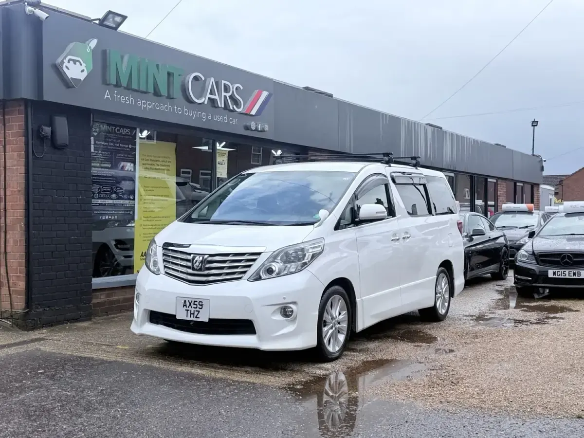 Second-hand Toyota Alphard 2024 Alb Monovolum