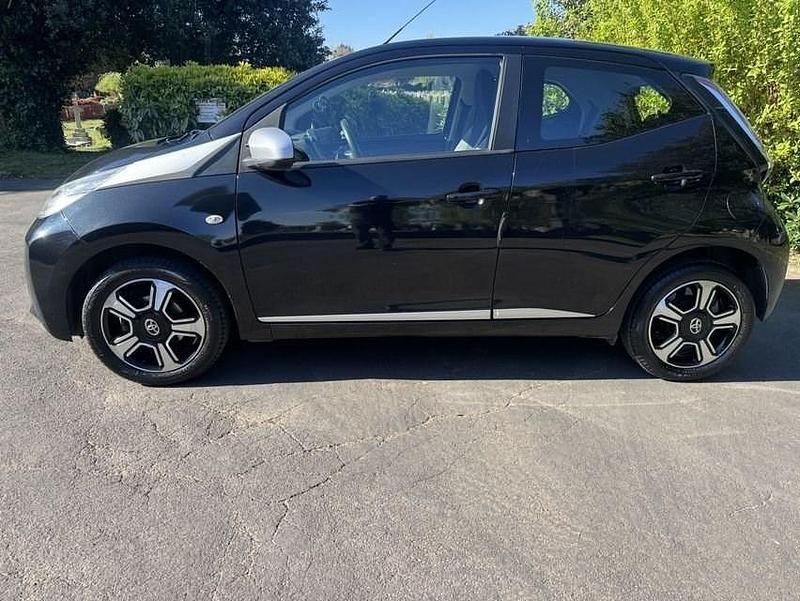 Usado Toyota Aygo X-clusiv 68 HP (50 kW) 2015 Preto Citadino
