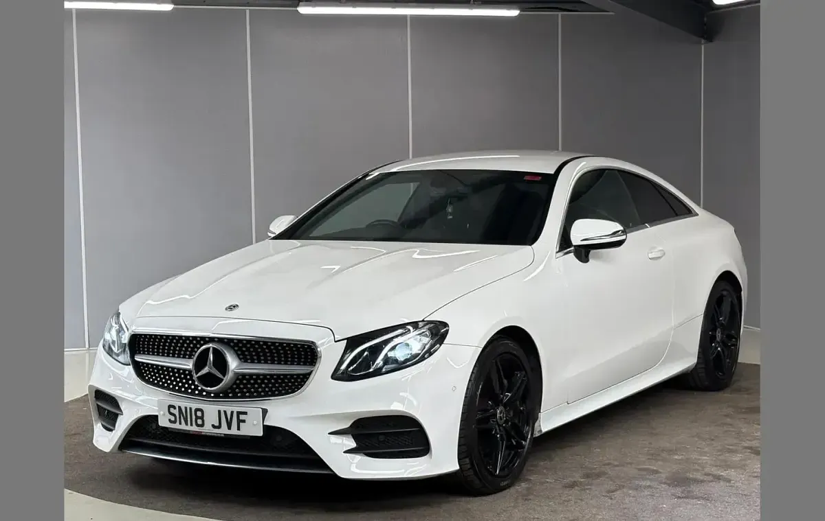 Usado Mercedes E220 AMG line 191 HP (140 kW) 2018 Branco Coupé