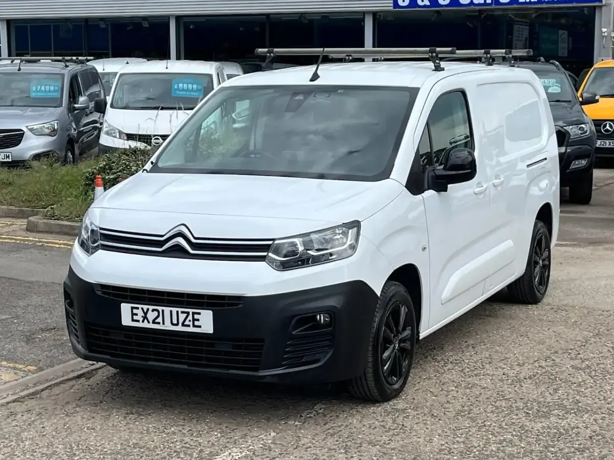 Used Citroën Berlingo Start 130 HP (95 kW) 2021 White MPV