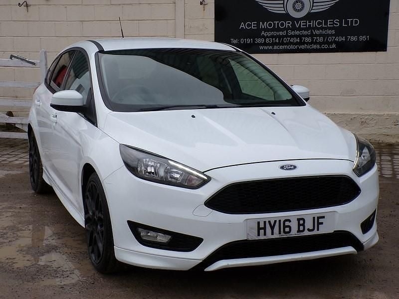Used Ford Focus Zetec 120 HP (88 kW) 2016 White Hatchback