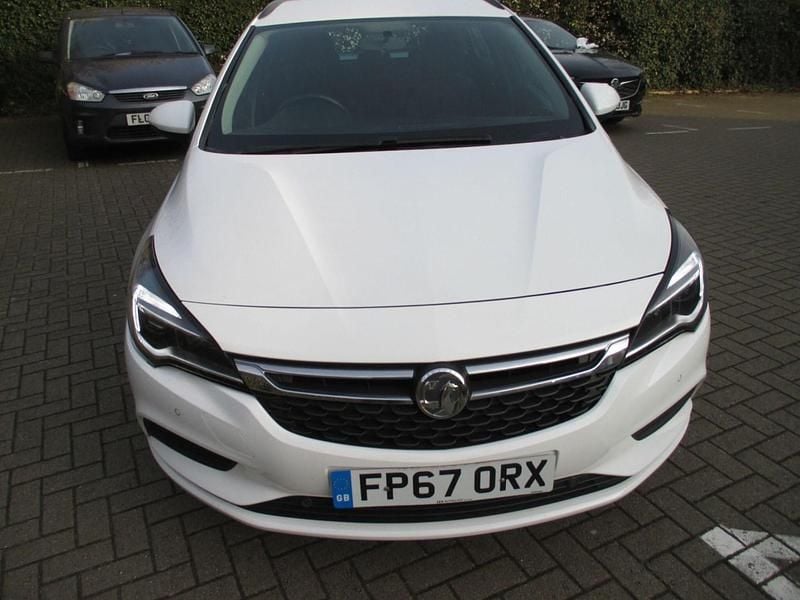 Used Vauxhall Astra S 105 HP (77 kW) 2018 White Estate
