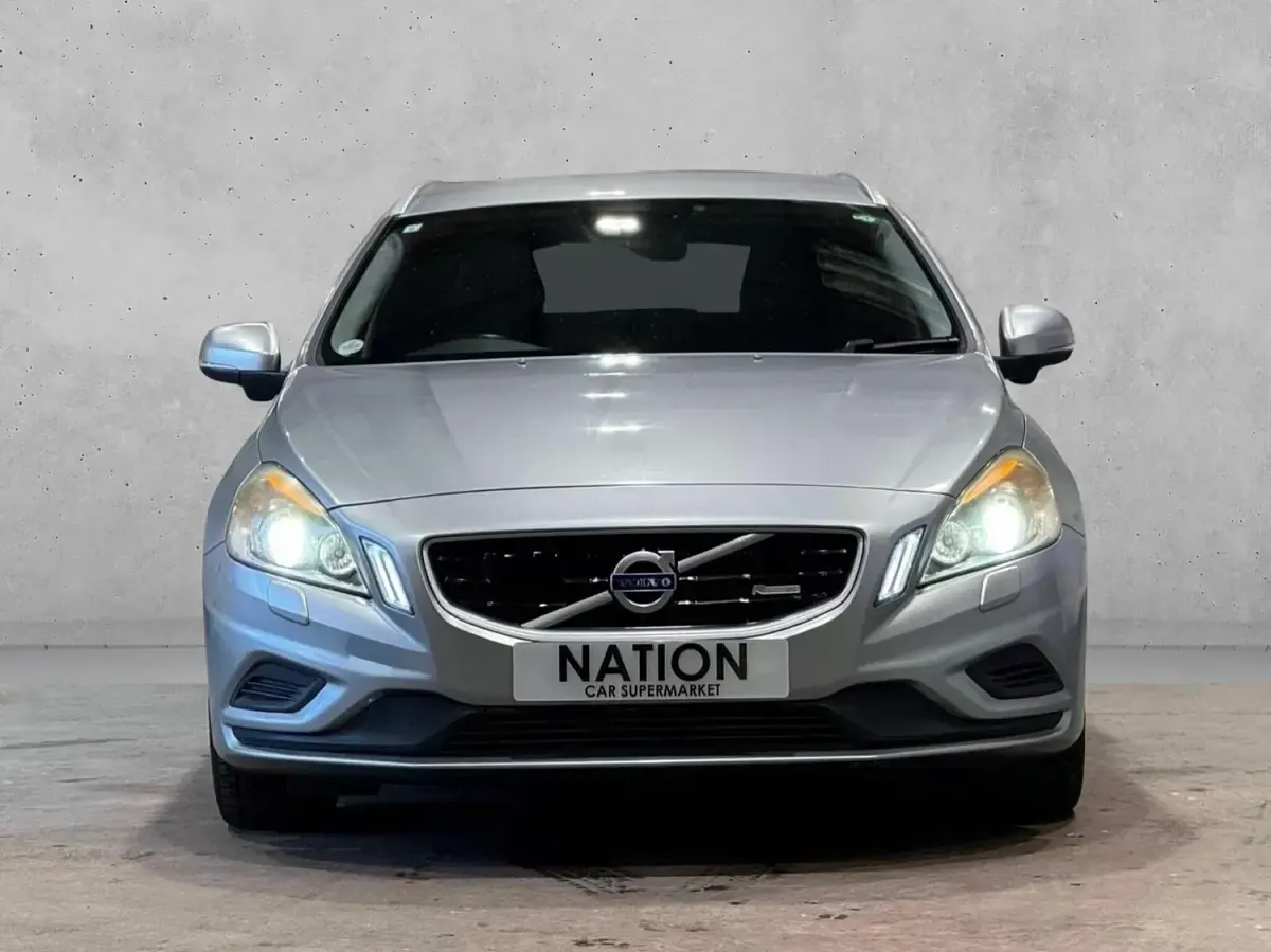 Używany Volvo V60 R-Design 180 KM (132 kW) 2013 Srebrny Kombi