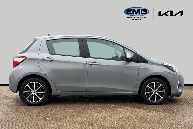 Used Toyota Yaris 100 HP (73 kW) 2019 Grey Hatchback