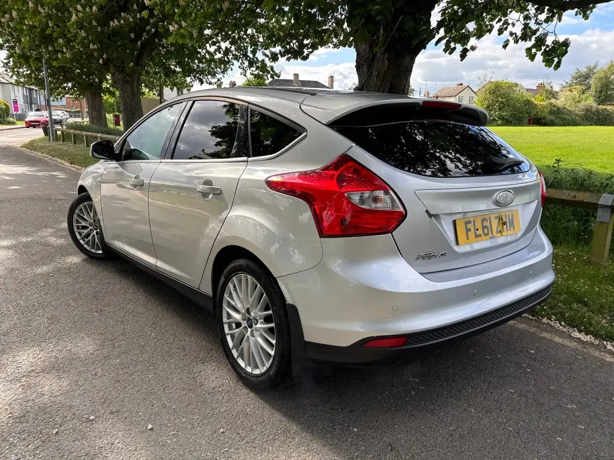 Used Ford Focus Zetec 115 HP (84 kW) 2011 Silver Hatchback