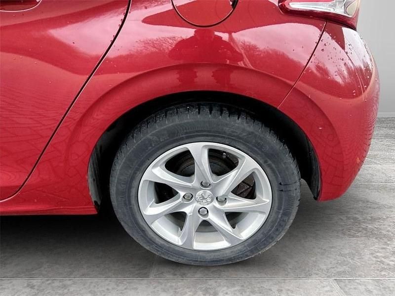 Used Peugeot 208 Style 82 HP (60 kW) 2015 Red Hatchback