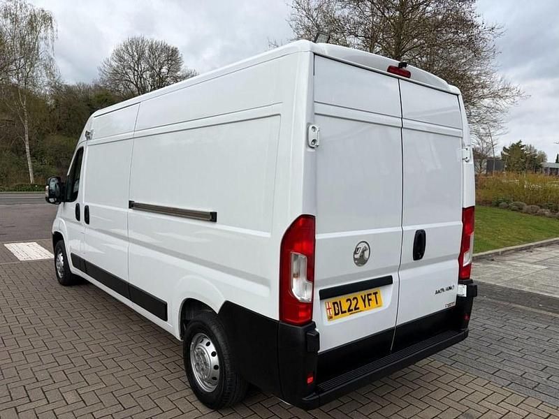 Used Vauxhall Movano S 140 HP (102 kW) 2022 White