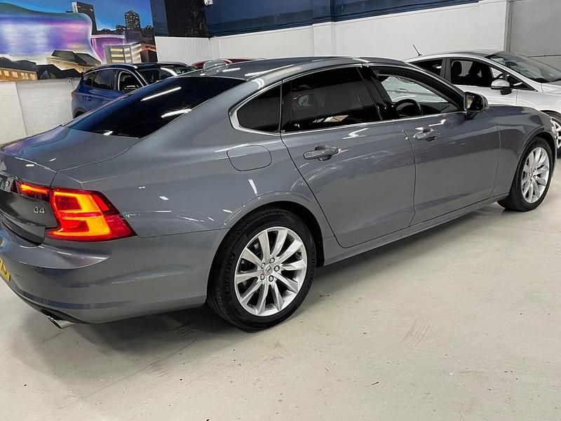 Usado Volvo S90 Momentum 190 HP (139 kW) 2020 Cinzento Sedan