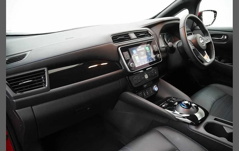 Used Nissan Leaf N-Connecta 110 kW (150 HP) 2023 Red Hatchback