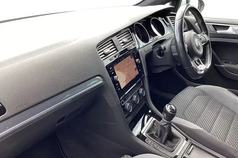 Used VW Golf VII R-line 150 HP (110 kW) 2019 White Hatchback