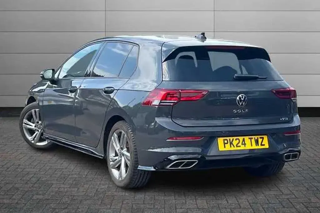 Second-hand VW Golf VIII R-line 150 CP (110 kW) 2024 Gri Hatchback