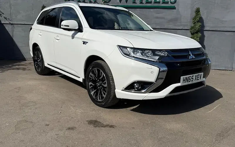 Used Mitsubishi Outlander P-HEV 203 HP (149 kW) 2015 SUV