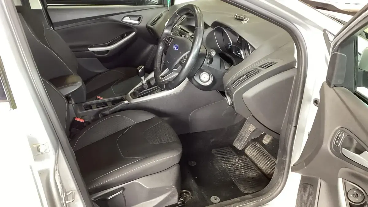 Used Ford Focus Zetec 125 HP (91 kW) 2015 Silver Hatchback