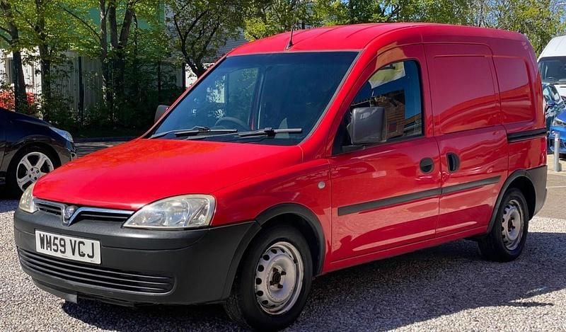 Used Vauxhall Combo 75 HP (55 kW) 2010 Red MPV