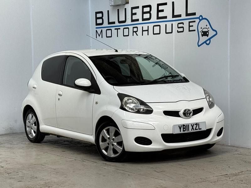 Begagnad Toyota Aygo 68 HK (50 kW) 2011 Vit Halvkombi