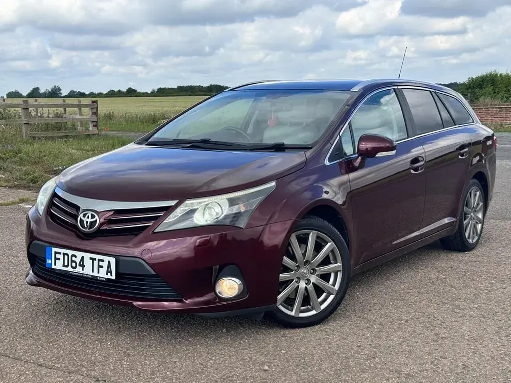 Used Toyota Avensis 150 HP (110 kW) 2014 Red Estate