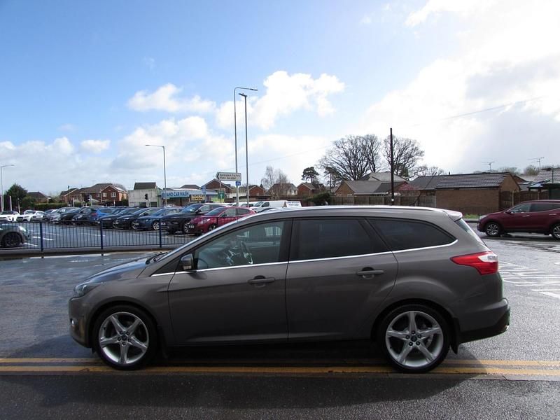 Used Ford Focus Titanium 125 HP (91 kW) 2012 Brown Estate