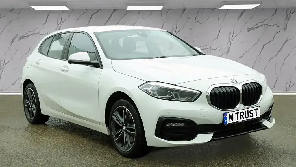 Used BMW 118 Sport Line 136 HP (100 kW) 2023 White Hatchback