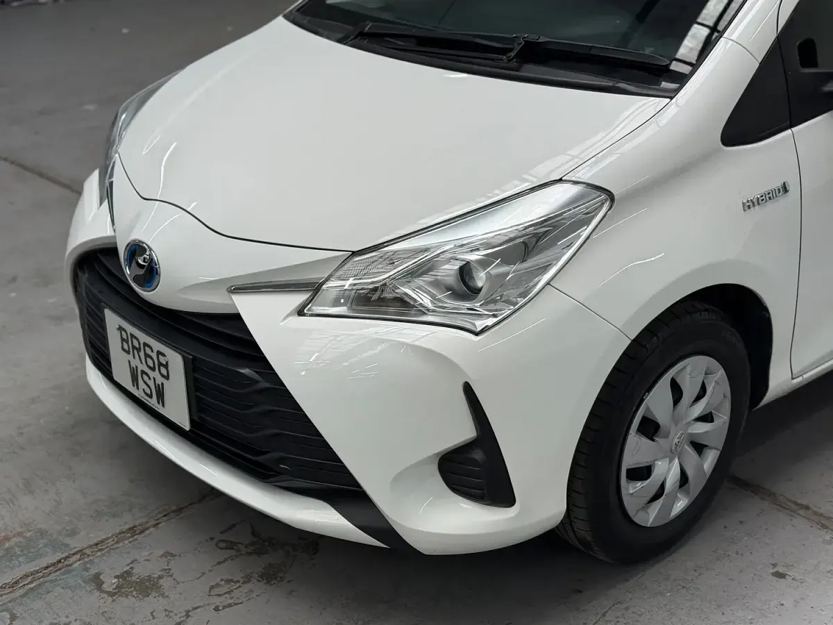 Used Toyota Yaris Hybrid 100 HP (73 kW) 2018 White Hatchback
