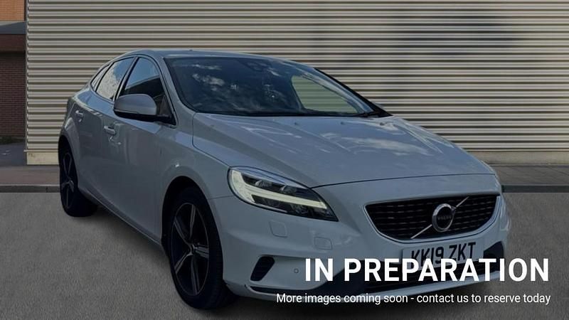 Used Volvo V40 R-Design 122 HP (89 kW) 2019 White Hatchback