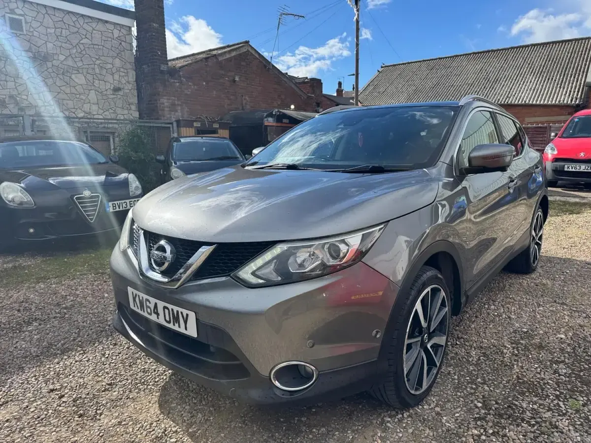 Used Nissan Qashqai Tekna 115 HP (84 kW) 2015 Grey SUV