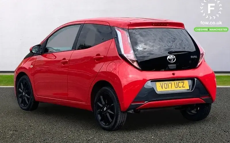 Usado Toyota Aygo x-style 69 HP (50 kW) 2017 Vermelho Citadino