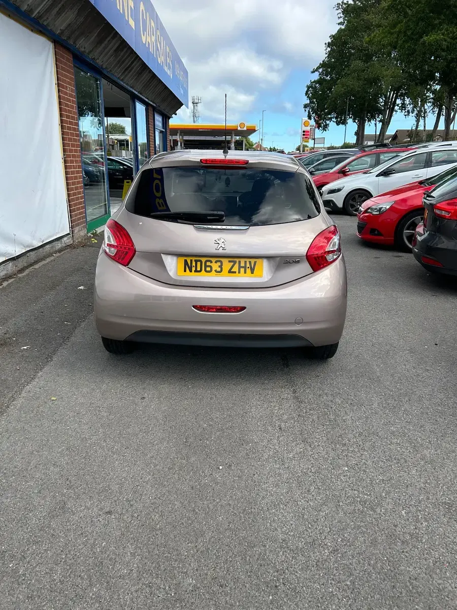 Used Peugeot 208 Allure 2014 Pink Hatchback