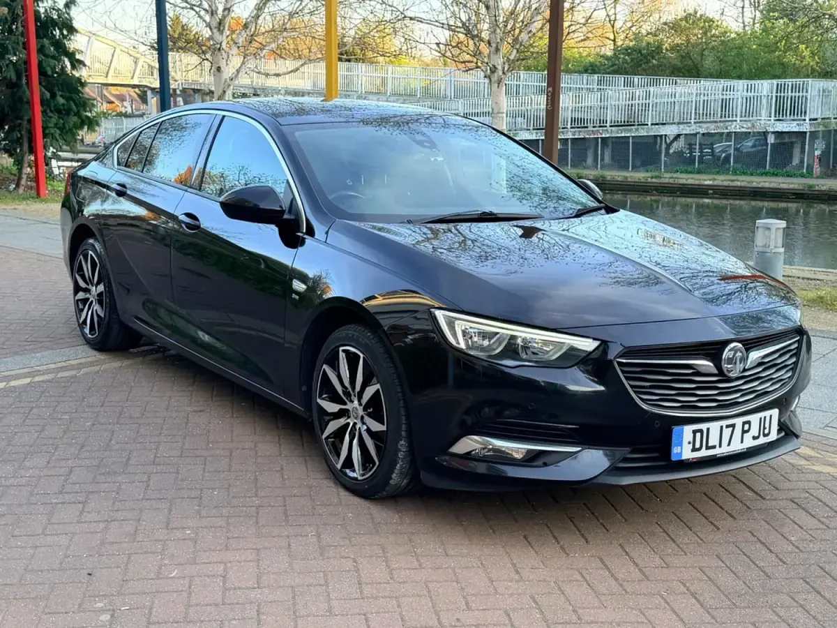 Second-hand Vauxhall Insignia Sport 2017 Negru Hatchback