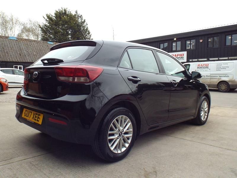 Usado Kia Rio 84 HP (61 kW) 2017 Preto Citadino