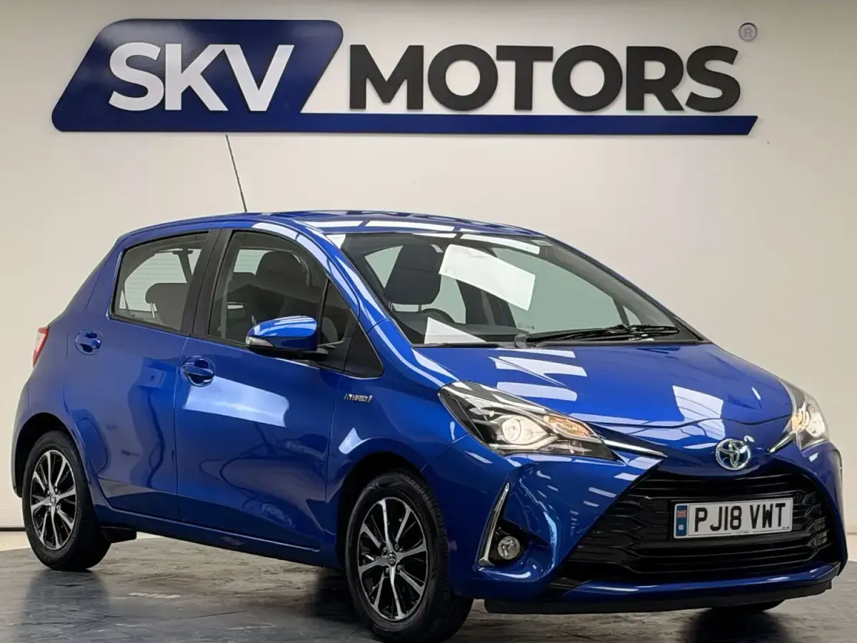Used Toyota Yaris Hybrid 100 HP (73 kW) 2018 Blue Hatchback