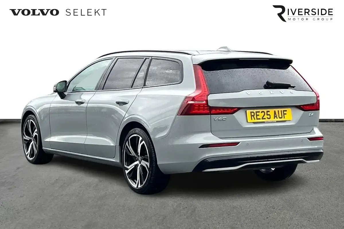 Begagnad Volvo V60 Plus 2025 Grå Kombi