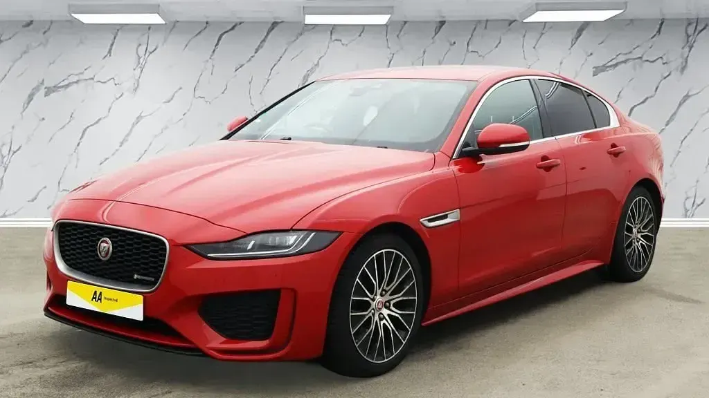 Begagnad Jaguar XE R-Dynamic 180 HK (132 kW) 2019 Röd Sedan