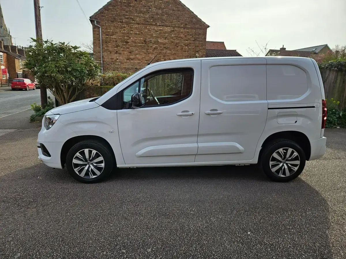 Used Vauxhall Combo S 100 HP (73 kW) 2023 White MPV
