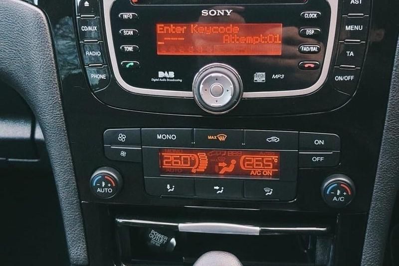 Used Ford S-MAX Titanium 140 HP (102 kW) 2014 Red MPV