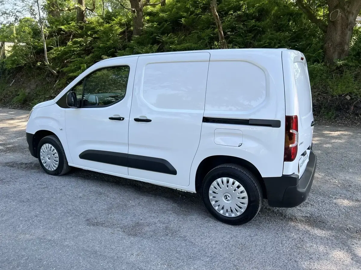 Used Vauxhall Combo 100 HP (73 kW) 2022 White MPV