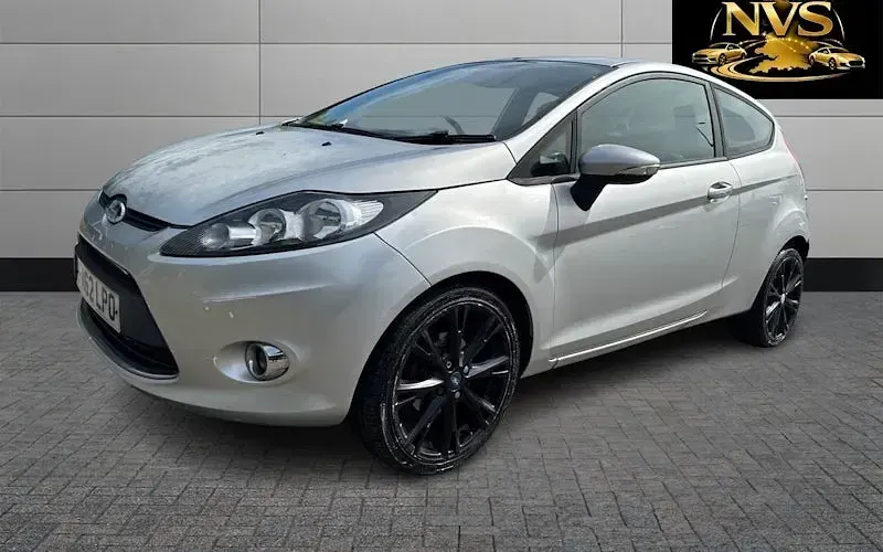 Begagnad Ford Fiesta 70 HK (51 kW) 2012 Silver Halvkombi