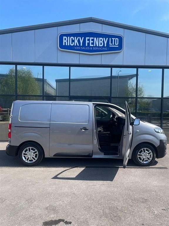 Usado Vauxhall Vivaro 120 HP (88 kW) 2022 Cinzento Monovolume