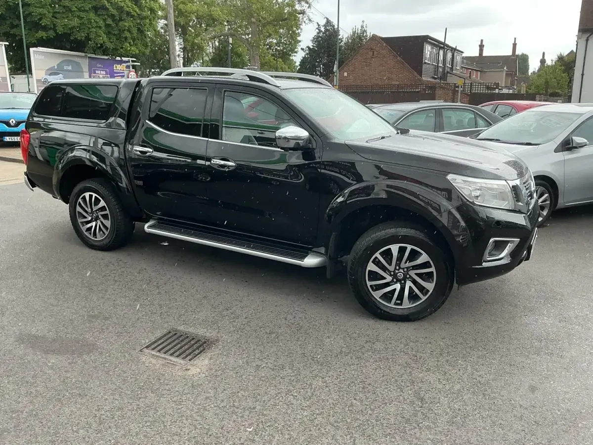 Begagnad Nissan Navara Tekna 190 HK (139 kW) 2018 Svart Pickup