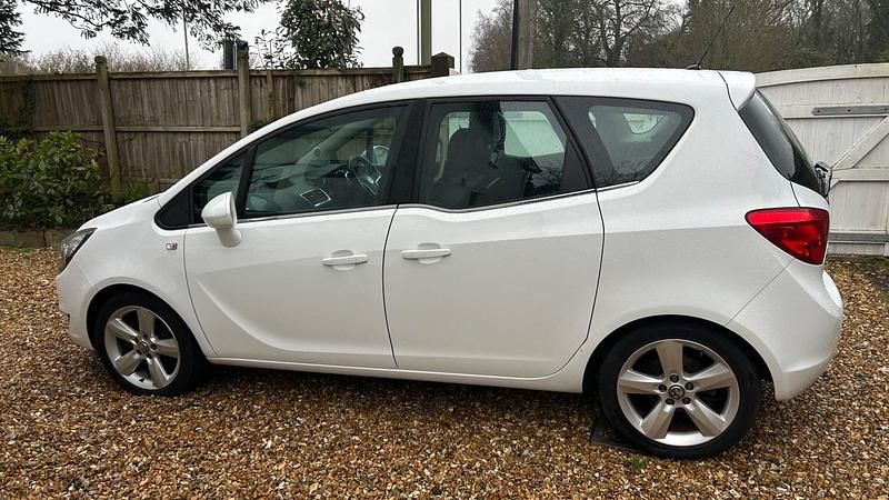 Used Vauxhall Meriva 100 HP (73 kW) 2016 White MPV