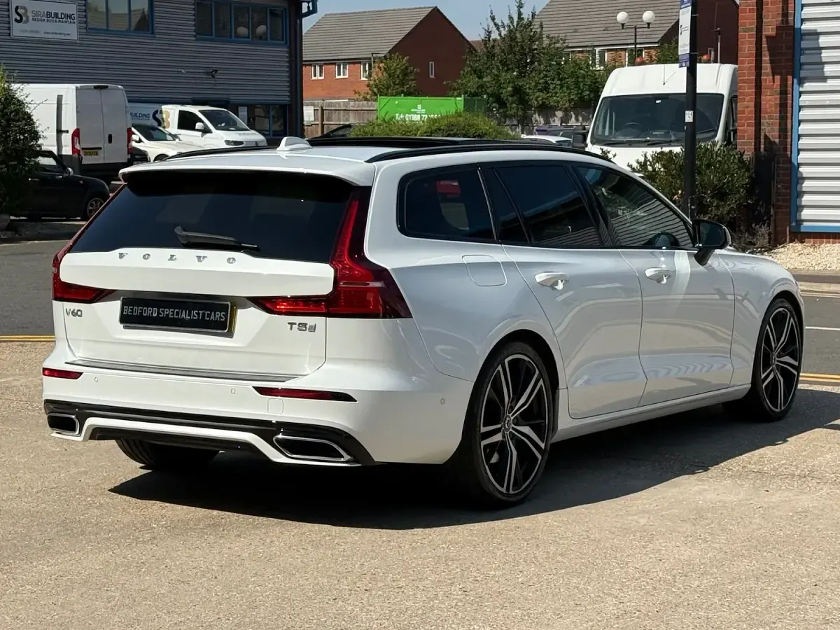 Used Volvo V60 R-Design Pro 247 HP (181 kW) 2019 White Estate