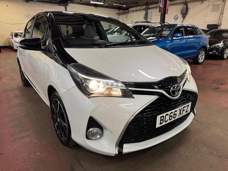 Used Toyota Yaris Design 99 HP (72 kW) 2017 White/black Hatchback