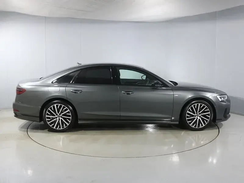 Usado Audi A8 Advanced 286 HP (210 kW) 2022 Cinzento Sedan